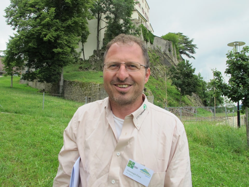 Christoph Flory von Pro Natura kennt sich bestens aus mit den Trockensteinmauern beim Schloss Kasteln.