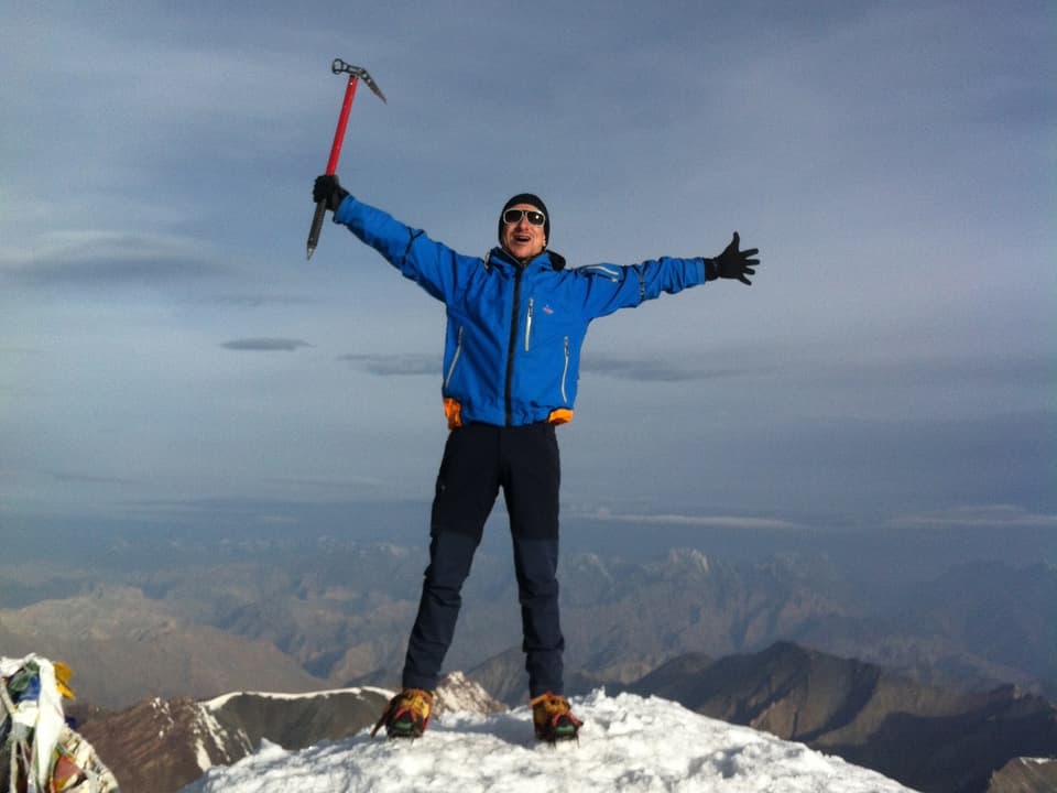  Andreas Thiel morgens um 6 Uhr auf dem Stok Kangri, 6'123 Meter über Meer.