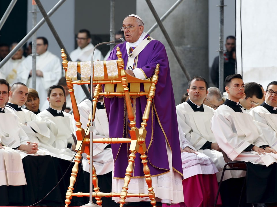 Der Papst während der Messe in Neapel. 