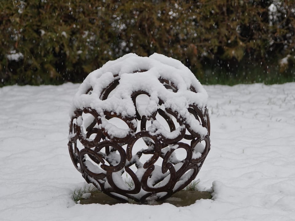 Eine Haufeisenkugel im Schnee.