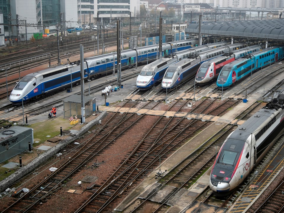 6 TGV-Züge stehen nebeneinandern in einem Bahnhof.