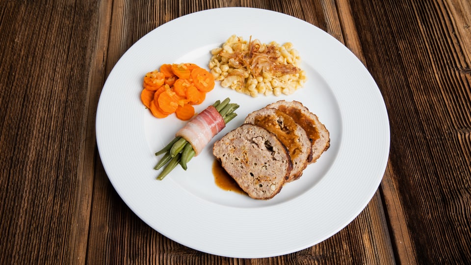 Hackbraten mit Knöpfli, Rüebli und Bohnen