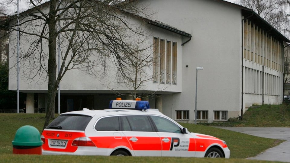 Einsatzfahrzeuge der Kantonspolizei Solothurn steht vor dem Schulgebäude im solothurnischen Langendorf wo es im März 2009 zu einer Messerstecherei gekommen war. Für solche Fälle will sich Bremgarten wappnen.