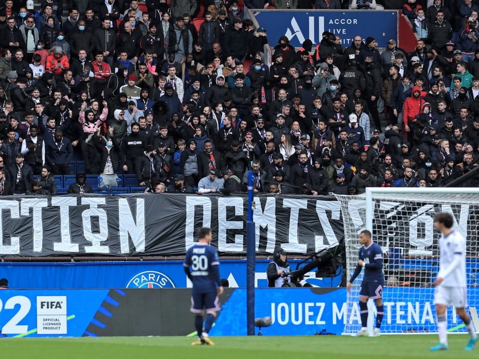 Die PSG-Fans fordern die Absetzung der Klubführung.