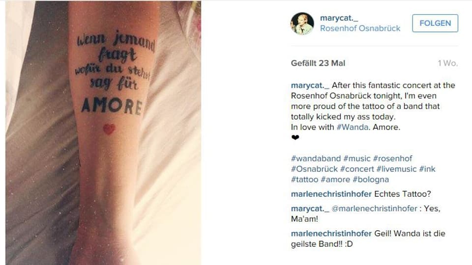 Der Unterarm eines weiblichen Fans zeigt ein Tattoo mit einem Textzeile aus dem Song Bologna. Wenn jemand fragt wofür du stehst, sag für Amore.