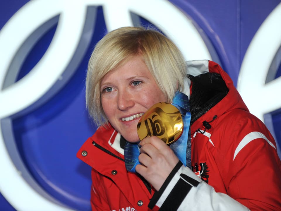 Andrea Fischbacher mit der olympischen Goldmedaille von Vancouver, welche sie im Super-G gewann.