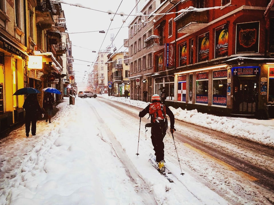 Langläufer in der Stadt mit Schnee