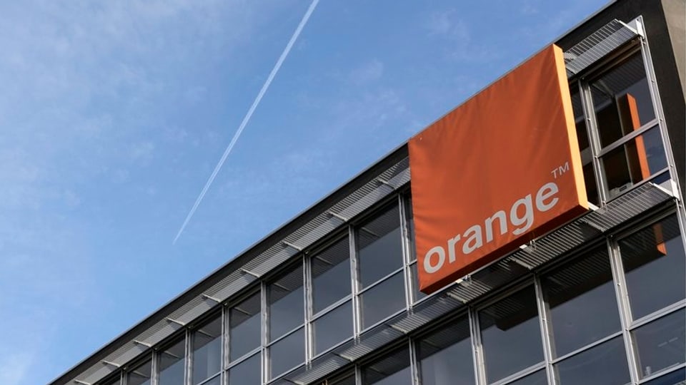 Bürogebäude mit Orange-Logo.