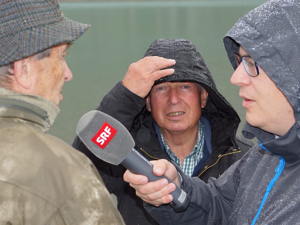 Reporter interviewt zwei Angler am See.
