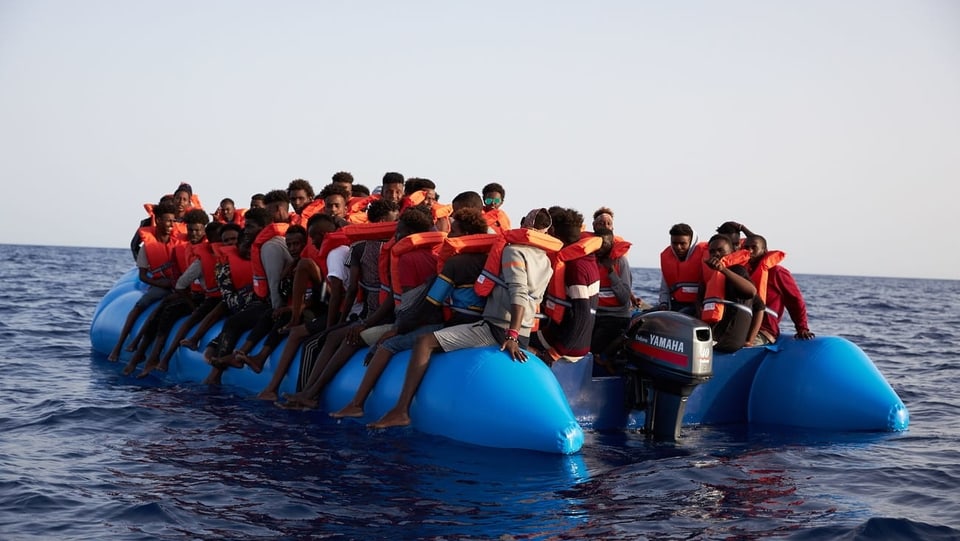 Boot mit Flüchtlingen.