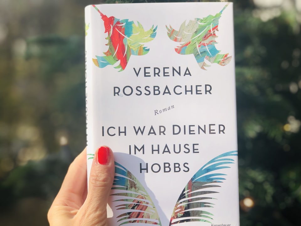 Der Roman Verena Rossbacher: «Ich war Diener im Hause Hobbs» vor einem Weihnachtsbaum
