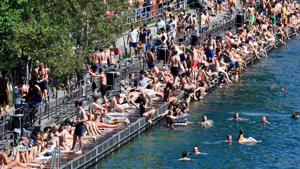 Flussbad voller Menschen.
