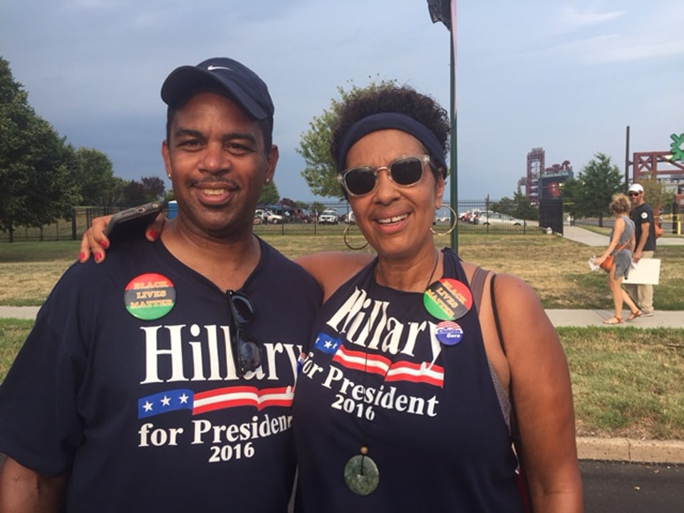 Ein Mann und eine Frau mit Hillary-Shirts.