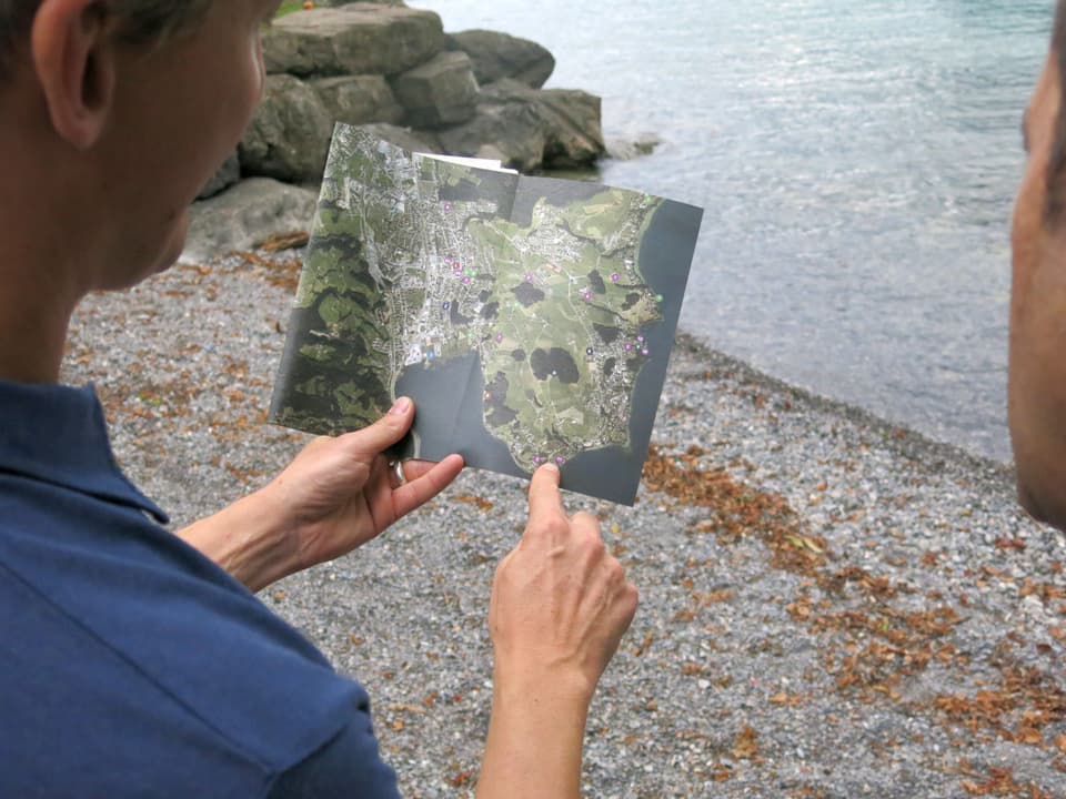 Roger Pfyl hält eine Karte der Horwer Halbinsel.