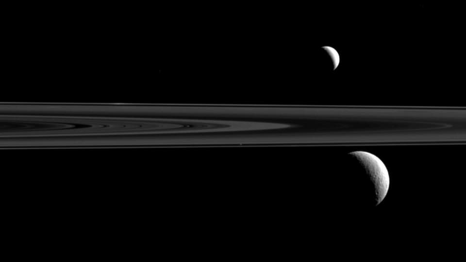 Saturnringe von der Seite mit zwei Monden.