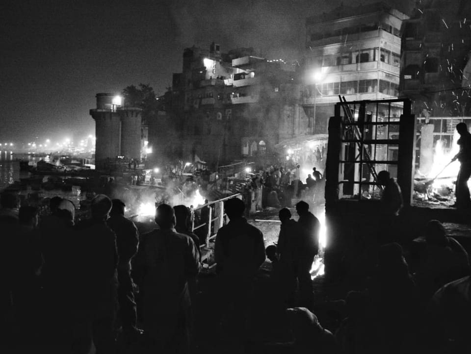 Schwarzweissfoto: Nächtliche Leichenverbrennungen am Ganges