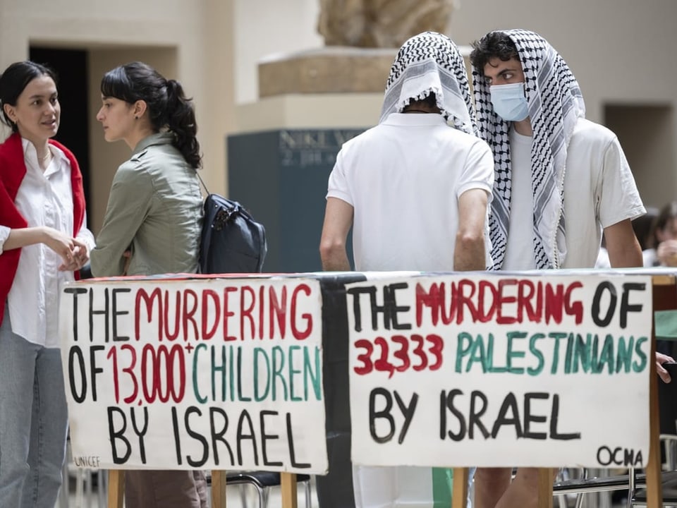 Demonstranten mit Schildern gegen Israel vor Museum.