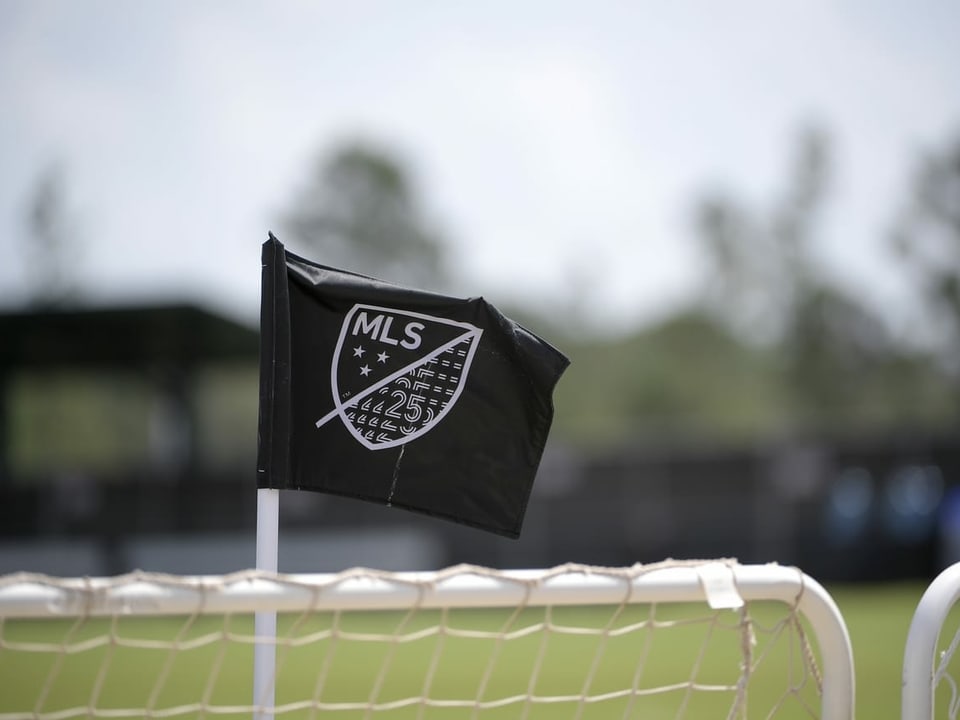 Logo der MLS auf einer Fahne.