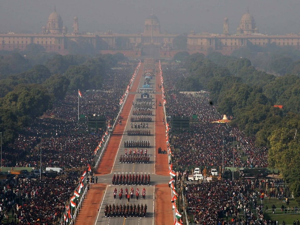 Militärparade in Neu Delhi mit vielen Zuschauern am Strassenrand