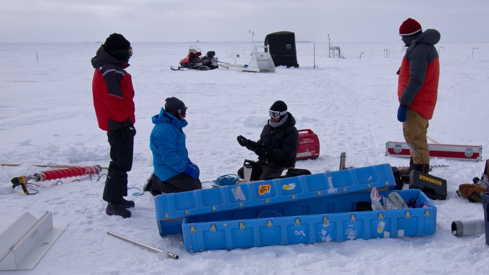 Eine Gruppe Forscher im Eis.