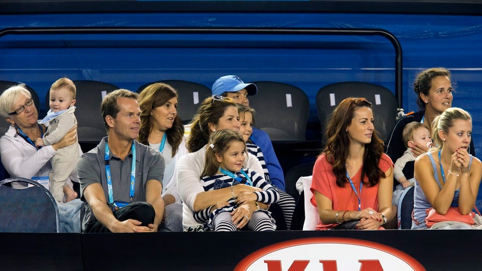 Tribüne mit der Federer-Familie, die Roger beim Spielen zusieht. 