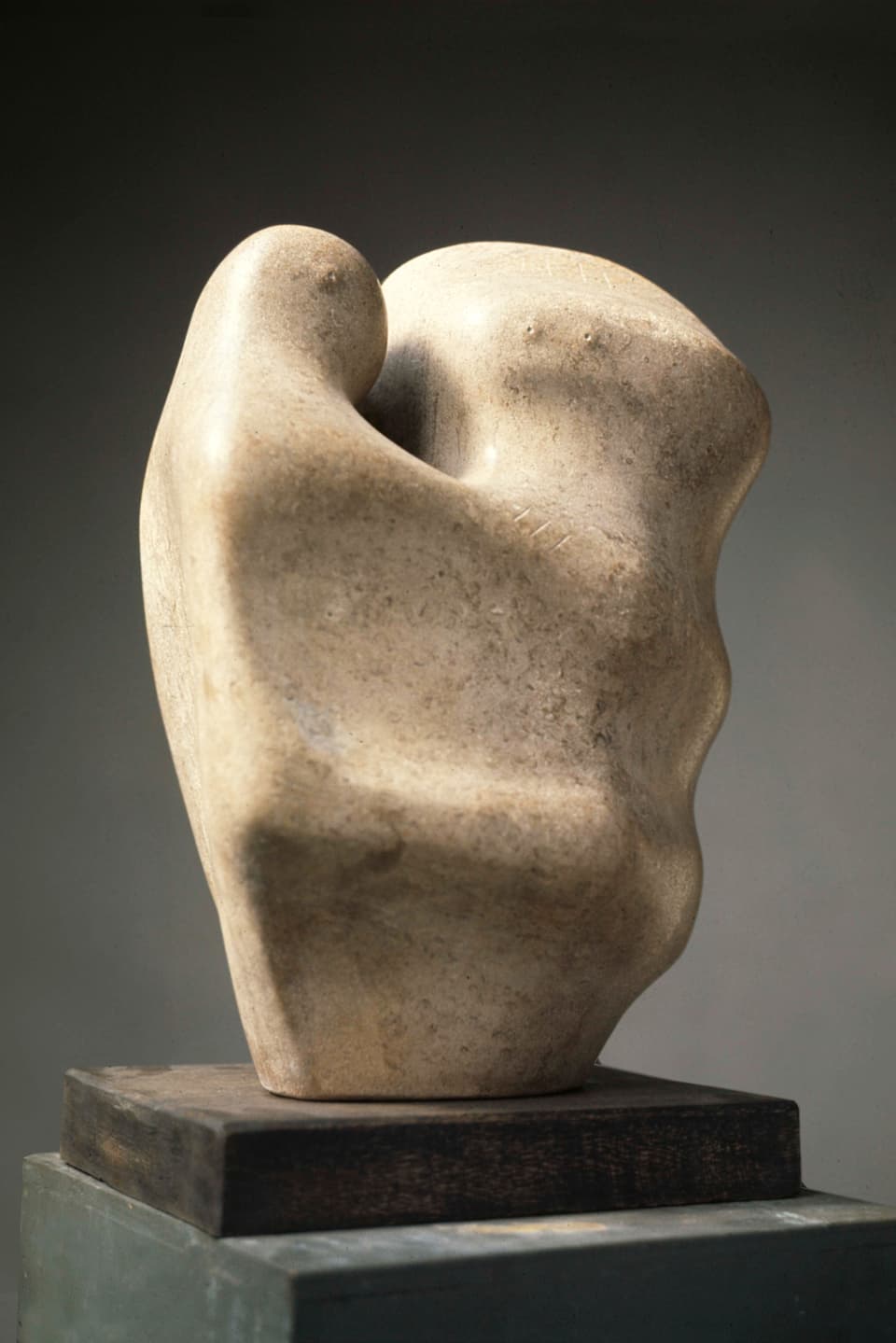 Eine abstrakte Figur aus Ancaster-Stein, die eine Mutter mit ihrem Kind darstellen soll.