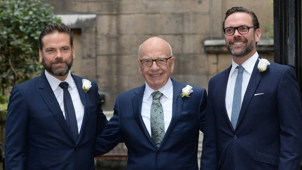Rupert Murdoch mit seinen Söhnen James (R) und Lachlan (L) im Frühling 2016 in London. Der Patriarch heiratete damals das Fotomodell Jerry Hall.