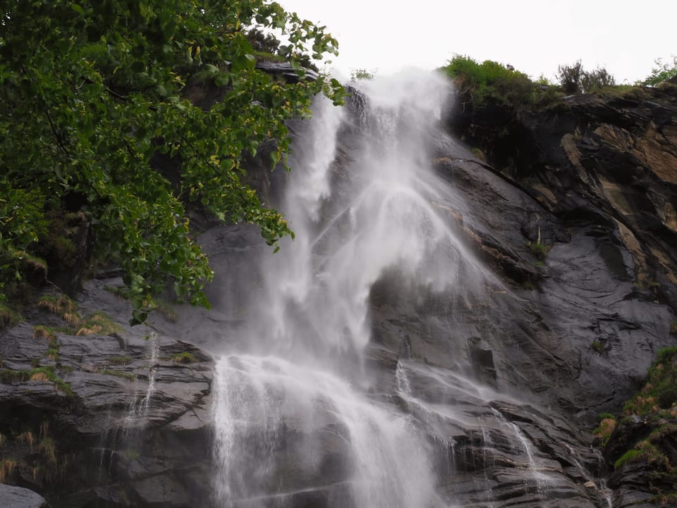 Ein Wildbach-Wasserfall.