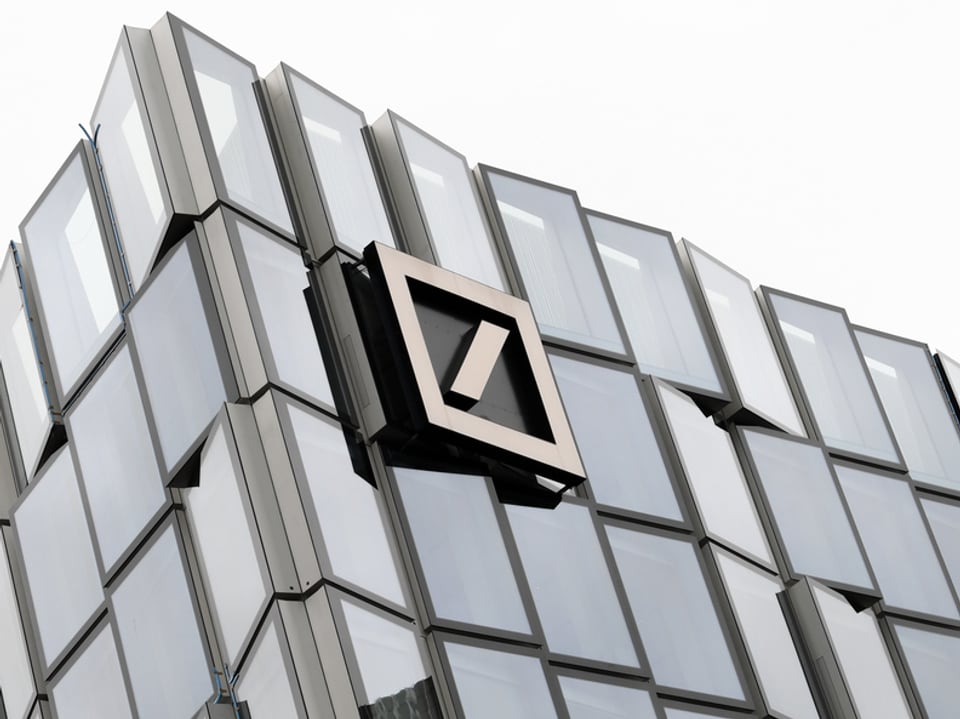 Logo der Deutschen Bank auf Fassade