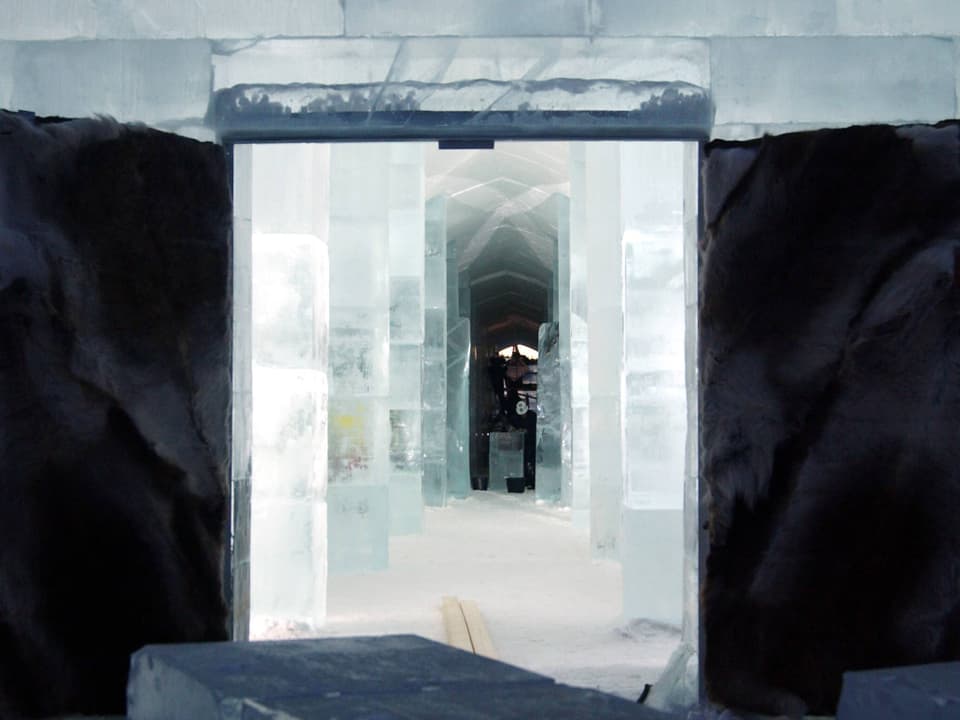 Das Foto zeigt das Eingangsportal zu einem Eishotel in Jukkasjärvi in Nordschweden.