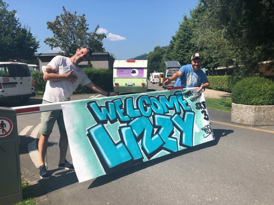 In Sarnen wird Wohnwagen Lizzy mit diesem Graffiti-Banner begrüsst. 