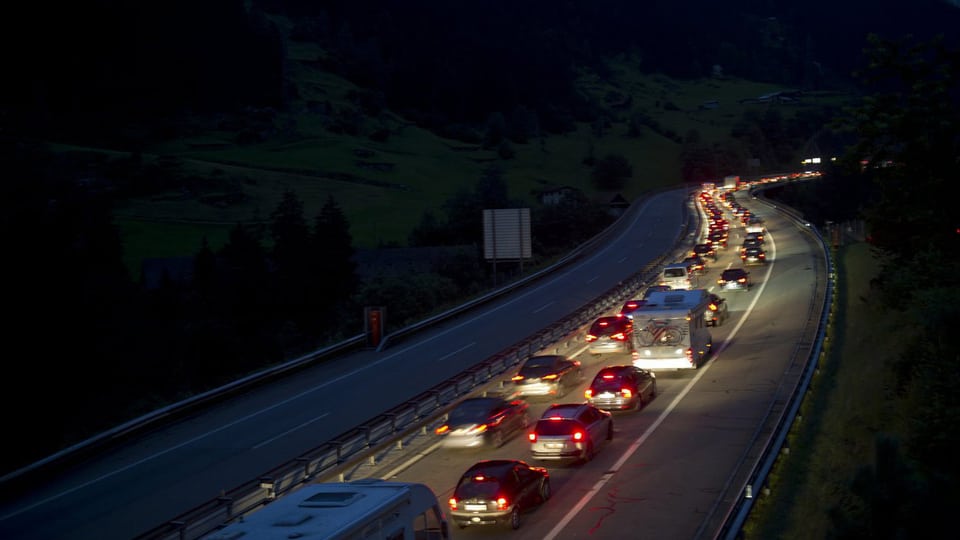 Viel Verkehr auf der Gotthardautobahn A2 in Richtung Süden bei Dämmerung. (keystone)