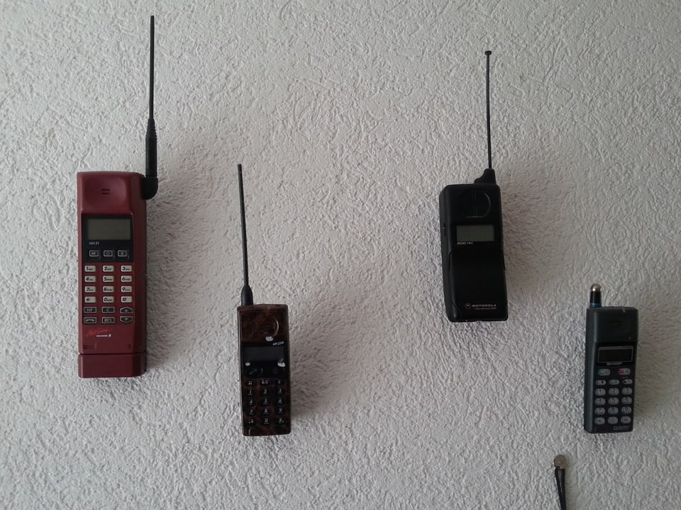 Eine kleine Auswahl der verflossenen Handys von Martin Schönholzer.