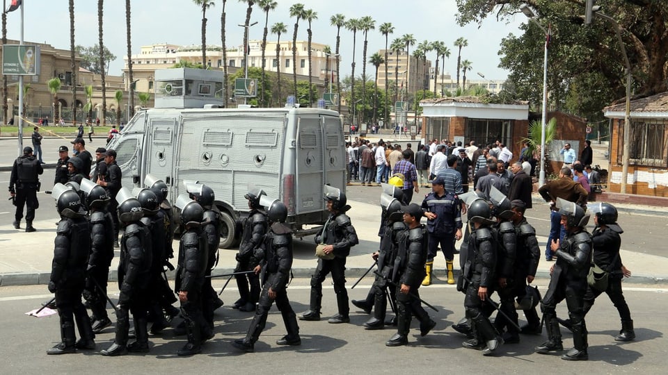 Dutzende Sicherheitskräfte in Vollmontur vor der Universität in Kairo.