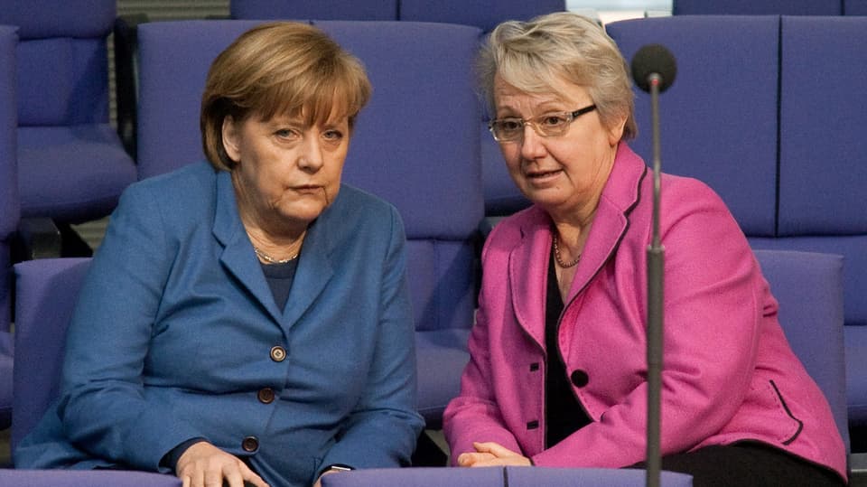Bundeskanzlerin Angela Merkel und Bildungsministerin Annette Schavan sprechen miteinander.