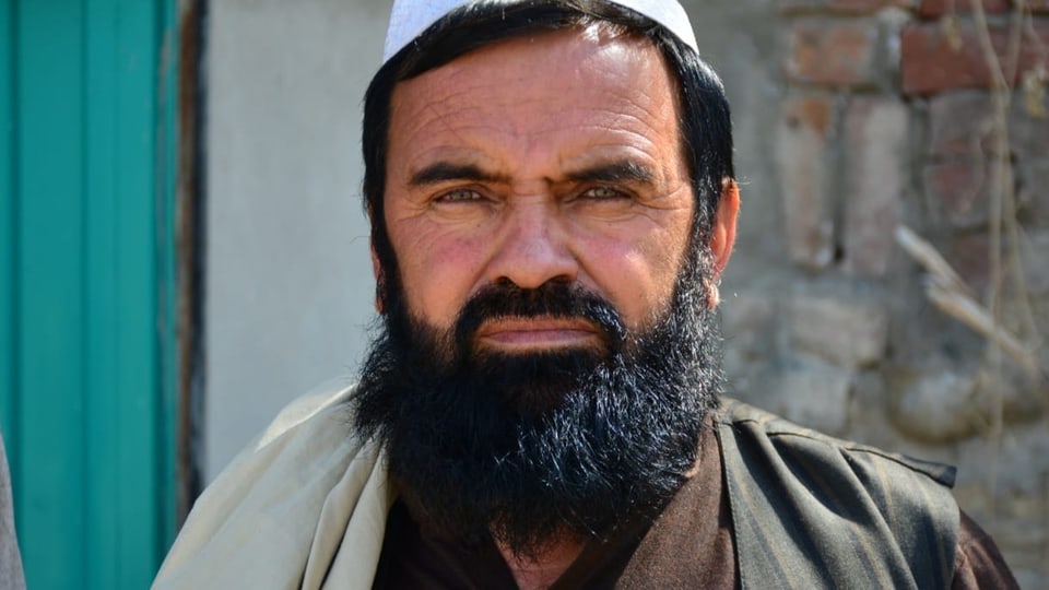 Der gut fünfzigjährige Geschäftsmann Shakirullah, Vater des letzten Jahres von KPF-Soldaten getöteten Khabir.