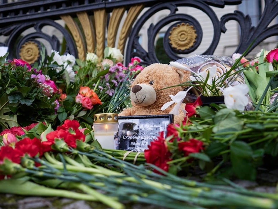  Ehrungen für die Opfer des Terroranschlags in Moskau wurden aufgestellt.