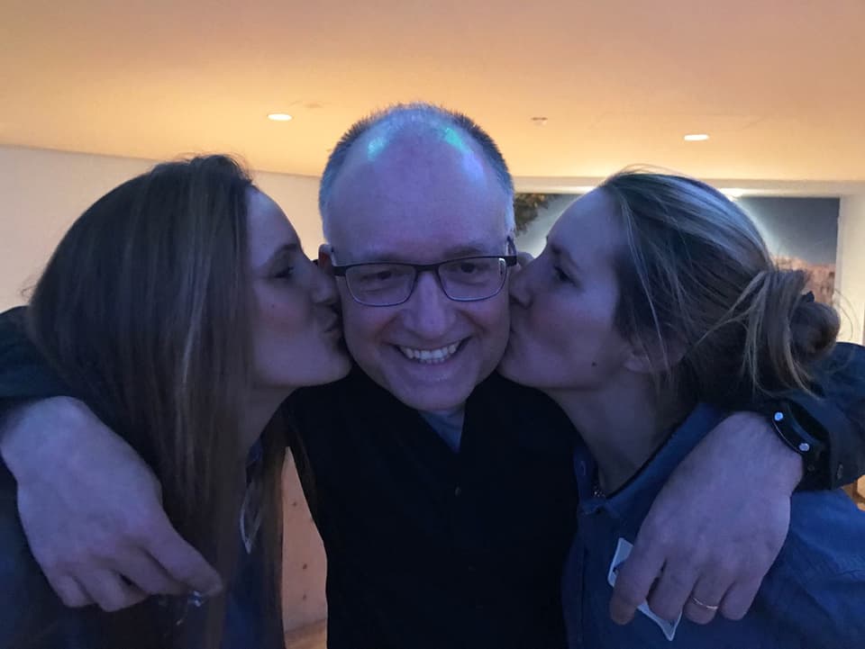 Marcel Hähni bekommt von zwei Frauen einen Kuss auf die Wange.