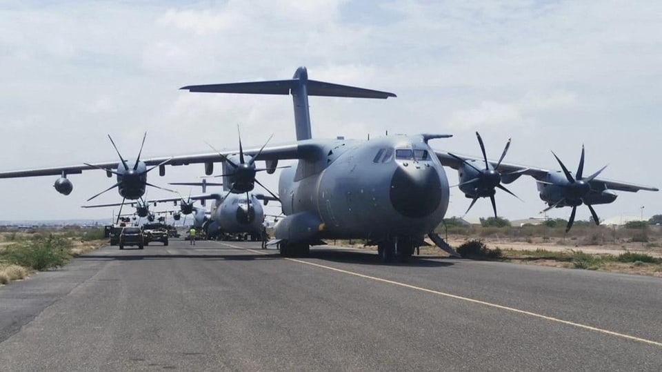 Spanische Militärflugzeuge auf der Startbahn in Sudan.
