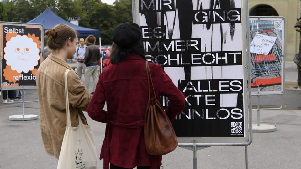 Jugendliche stehen vor einem Plakat, auf dem steht: «Es ging mir immer schlechter.»