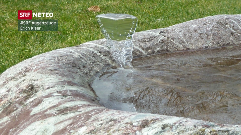 Das Anfangsbild: Ein Eiszapfen in einem Brunnen, balancierend auf einer Eisoberfläche.