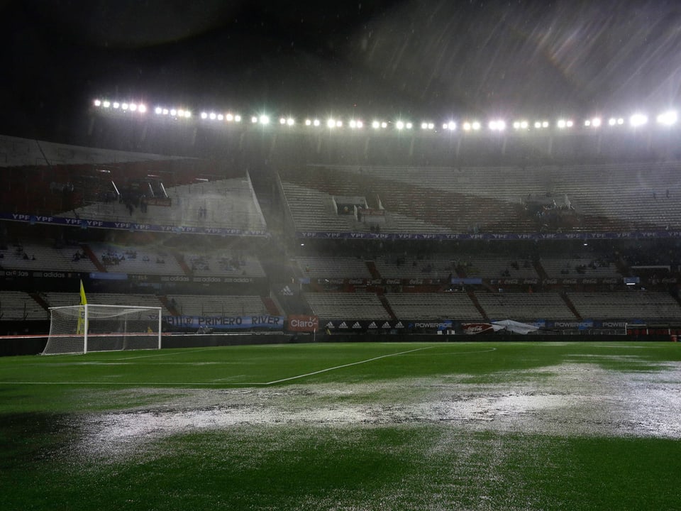 Regen in Fussballstadion.