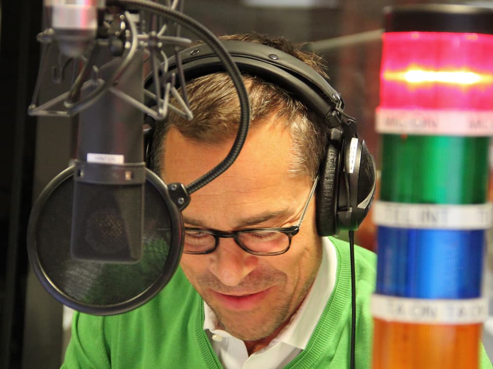 Matthias Hüppi am Mikrofon.
