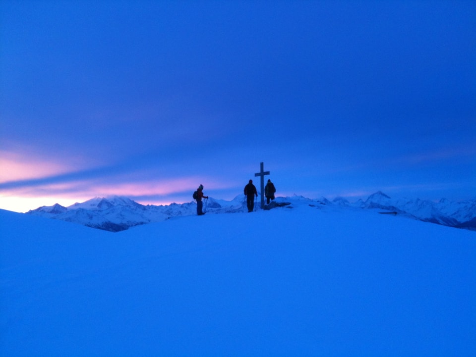 Das Gipfelkreuz des Gemmipasses bei Sonnenaufgang.