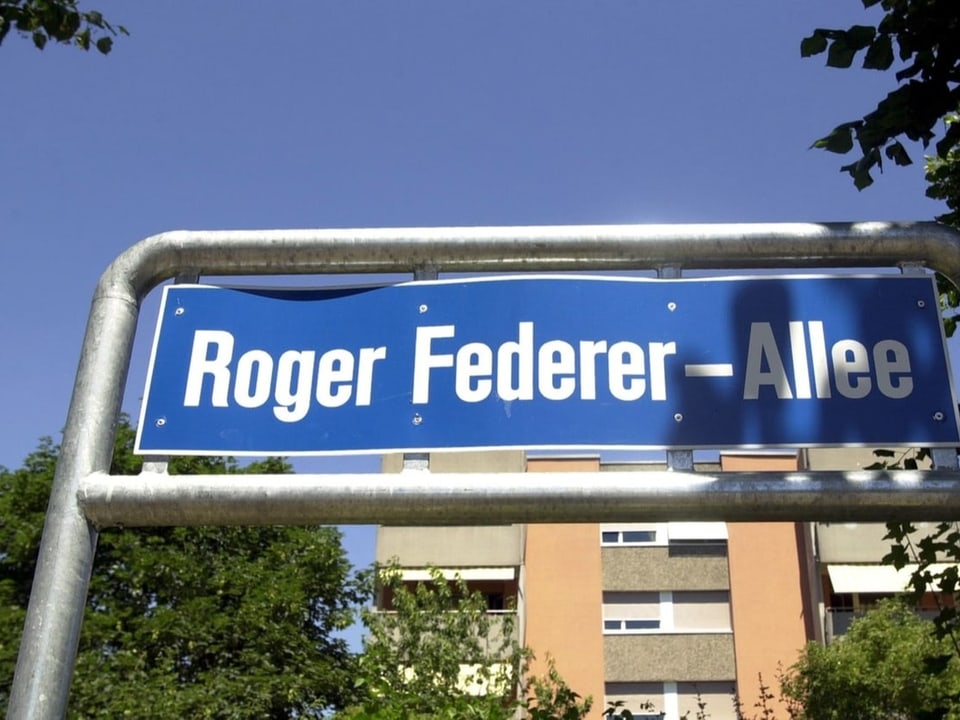 Ein Strassentafel, die den Schriftzug «Roger Federer-Allee» trägt.