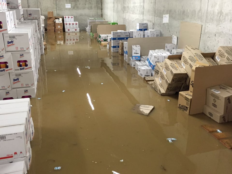 Ein Lager mit Waren steht unter Wasser.