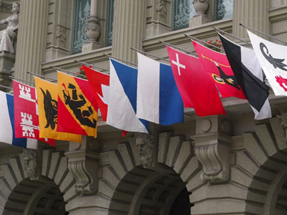 Kantonsflaggen am Bundeshaus