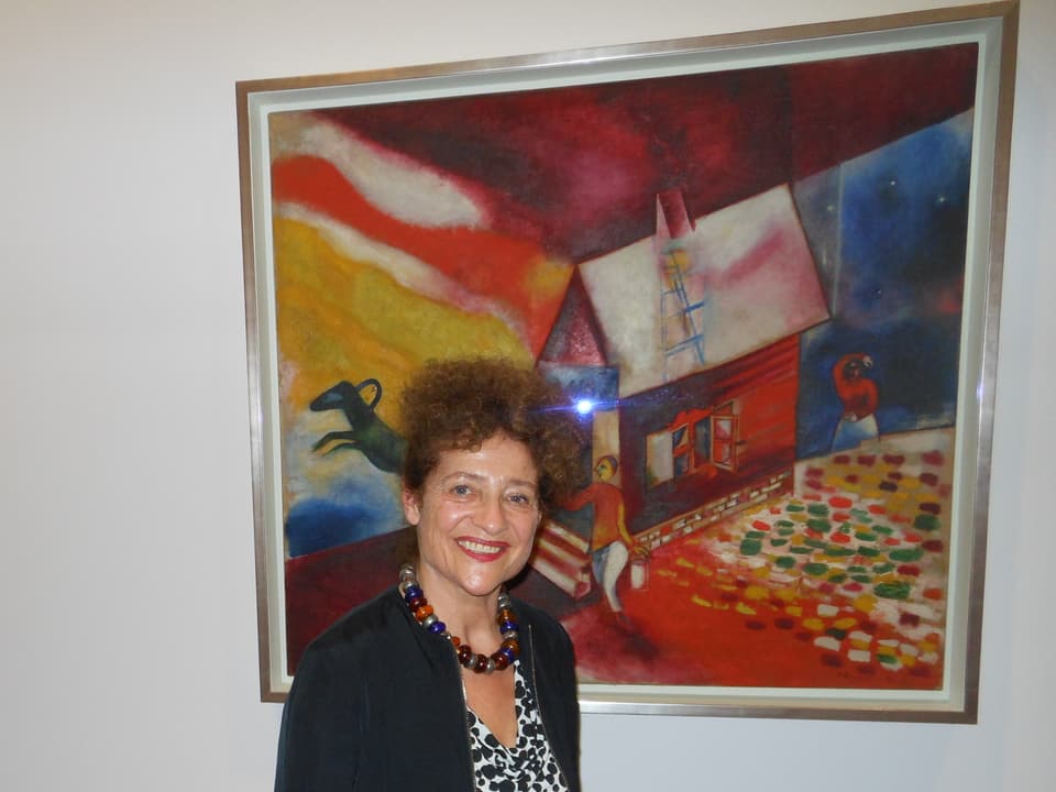 Meret Meyer vor einem Bild von Marc Chagall