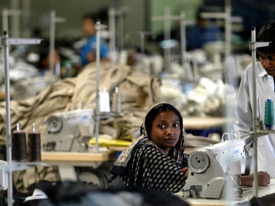 Näherin in Bangladesch an einer Nähmaschine