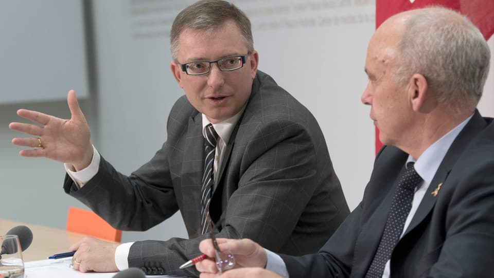 Nachrichtendienst-Chef Markus Seiler neben Bundesrat Ueli Maurer bei der Medienkonferenz.